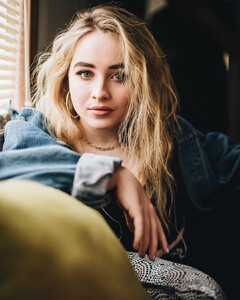 sabrinacarpenter-daily_28729.jpg