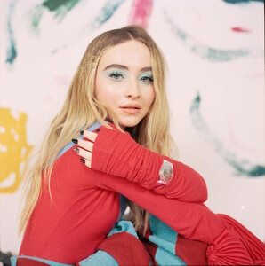 sabrinacarpenter-daily_28829.jpg