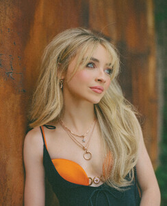 sabrinacarpenter-daily_28829.jpg