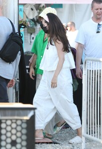 selena-gomez-and-benny-blanco-s-chic-chili-cook-off-date-fashion-meets-fun-3.jpg