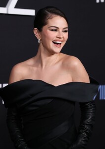 selena-gomez-at-emilia-perez-premiere-at-egyptian-theatre-in-hollywood-10-21-2024-8.jpg