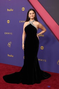 selena-gomez-shines-bright-at-the-2024-emmys-fashion-must-haves-and-beauty-secrets-0.jpg