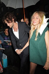 sienna-miller-arrives-at-anna-wintour-s-pre-met-gala-dinner-in-new-york-05-05-2024-5.jpg
