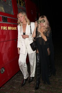 sienna-miller-at-chiltern-firehouse-10-year-anniversary-party-2.jpg