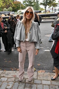 sienna-miller-brings-bohemian-chic-to-chloe-pfw-show-09-26-2024-1.jpg
