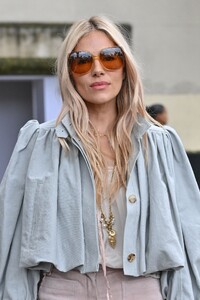 sienna-miller-brings-bohemian-chic-to-chloe-pfw-show-09-26-2024-5.jpg