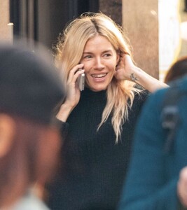 sienna-miller-oblivious-to-surroundings-laughs-on-phone-in-london-10-07-2024-0.jpg