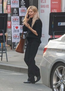 sienna-miller-oblivious-to-surroundings-laughs-on-phone-in-london-10-07-2024-7.jpg