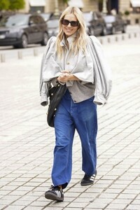 sienna-miller-stuns-at-paris-fashion-week-effortless-chic-in-blue-09-25-2024-0.jpg