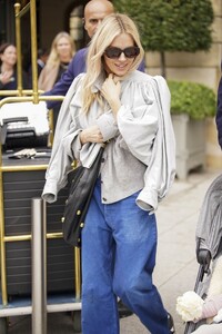 sienna-miller-stuns-at-paris-fashion-week-effortless-chic-in-blue-09-25-2024-5.jpg
