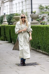 sienna-miller-stuns-in-victoria-beckham-s-mango-trench-coat-in-london-05-02-2024-2.thumb.jpg.7113d2ff0e3c2a705a9a135e4b1bcc63.jpg