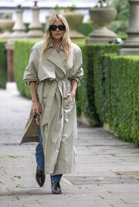 sienna-miller-stuns-in-victoria-beckham-s-mango-trench-coat-in-london-05-02-2024-4.thumb.jpg.6c7d79adc2de839e46389b1fa6fbbb25.jpg