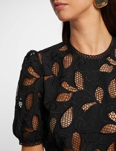 t-shirt-manches-courtes-a-details-brodes-noir-femme-vue4-32536300950670100.jpg