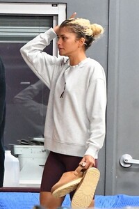 zendaya-leaves-spring-studios-in-new-york-10-15-2024-6.jpg