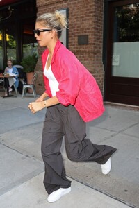 zendaya-out-for-lunch-with-law-roach-in-new-york-09-22-2024-2.jpg