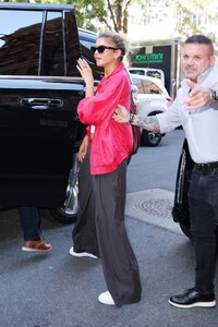 zendaya-out-for-lunch-with-law-roach-in-new-york-09-22-2024-3.jpg
