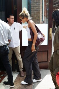 zendaya-out-for-lunch-with-law-roach-in-new-york-09-22-2024-9.jpg