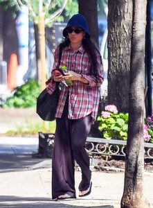 zoe-kravitz-in-casual-outfit-in-new-york-07-06-2024-0.jpg