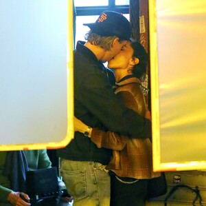 zoe-kravitz-kisses-austin-butler-on-the-set-of-caught-stealing-in-new-york-10-02-2024-0.jpg