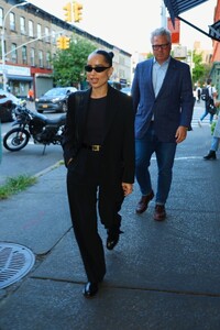zoe-kravitz-out-in-brooklyn-08-22-2024-0.jpg
