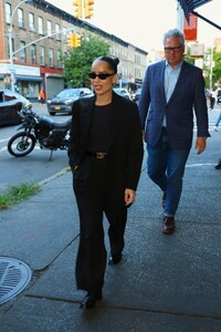 zoe-kravitz-out-in-brooklyn-08-22-2024-5.jpg