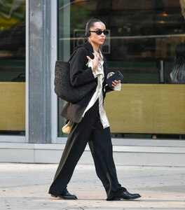 zoe-kravitz-spotted-on-a-stroll-in-new-york-0.jpg
