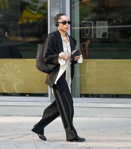 zoe-kravitz-spotted-on-a-stroll-in-new-york-1.jpg