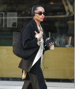 zoe-kravitz-spotted-on-a-stroll-in-new-york-2.jpg