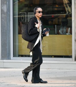 zoe-kravitz-spotted-on-a-stroll-in-new-york-3.jpg