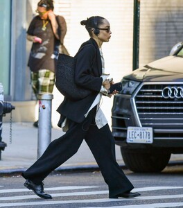 zoe-kravitz-spotted-on-a-stroll-in-new-york-4.jpg