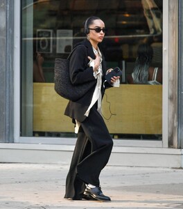 zoe-kravitz-spotted-on-a-stroll-in-new-york-5.jpg