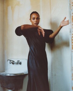 zoe-saldana-cr-fashion-book-09-25-2024-9.jpg