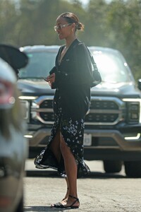 zoe-saldana-steps-out-after-casual-lunch-in-montecito-09-17-2024-0.jpg