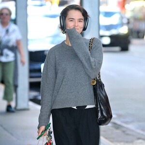 zoey-deutch-arrives-for-her-matinee-performance-of-our-town-in-new-york-10-06-2024-1.jpg