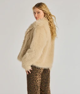 06201-0553_2_TAUPE_GlamAuraFauxFurJacket_70294d78-c9f6-4e6b-864c-2a5274f21809_1370x1610_crop_center.webp