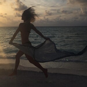 [2024.10.28] livelle_464749574_563406083029187_5746219486033585314_n.jpg