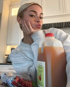 [2024.11.29] livvydunne_468776217_1139666904344347_732954009330993113_n.jpg