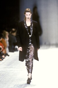 CommedesGarcons1991FW7.thumb.jpg.7e011bdb47244303dd116500fea11c89.jpg