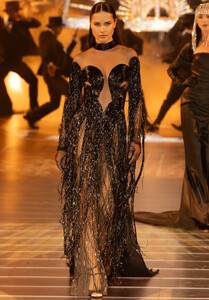 ELIESAAB_1001Seasons_LOOK01.thumb.jpg.884be4dcd163859598fe4d1146f4508a.jpg