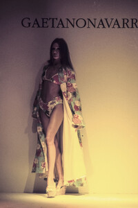 GaetanoNavarra1993WomenRTW122.thumb.jpg.782cd915b611ce5fcfdf9f3d40debfde.jpg