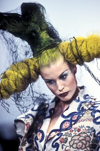 JohnGalliano1993SS14.thumb.jpg.9cf3ae5593eeb1057bd1e88e6dc008a5.jpg
