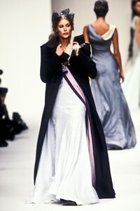 JohnGalliano1994WomenRTW32.thumb.jpg.513cf8ede9fbcf51095249a123120cd7.jpg