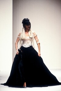 JohnGalliano1994WomenRTW34.thumb.jpg.092b3e6fd396dea0d51bb180d26c2c81.jpg