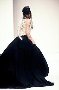 JohnGalliano1994WomenRTW35.thumb.jpg.24fea92e19a30d031fd6ea4897e41817.jpg