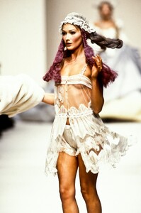 JohnGalliano1994WomenRTW60.thumb.jpg.14b9880f1ad30aefc76b6a9508a971b4.jpg