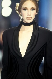 JulieChaikovskif93mugler-53exl.thumb.jpg.9b31e47e452326705ccbb1966863123e.jpg