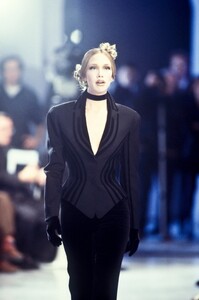 JulieChaikovskif93mugler-53xl.thumb.jpg.3e7d0e171ee1182d2da8712c403afd87.jpg