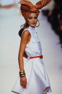 OscardeLaRentaSS19920.thumb.jpg.9e662119c81e5ba3f9331b007d0fd193.jpg