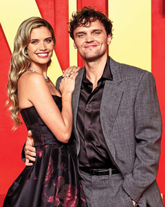 Sara Sampaio - Us Weekly [2024.11.25].jpg