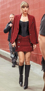 Taylor Swift - InTouch Magazine [2024.12.02].jpg